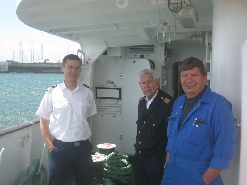 1 Offizier Jan Splitje, sonst Kpt. auf der ‘MS Flipper’ Cuxhaven - Neuwerk, seit Saison 2004 bei der Reederei C. Eils, Reeder u. Kpt. Cassen Eils, Chief  Willi Daniel, seit über 35 Jahren bei der Reederei,war Jahrelang Chief auf der ‘MS Seute Deern’, danach auf der  Funny Girl.
