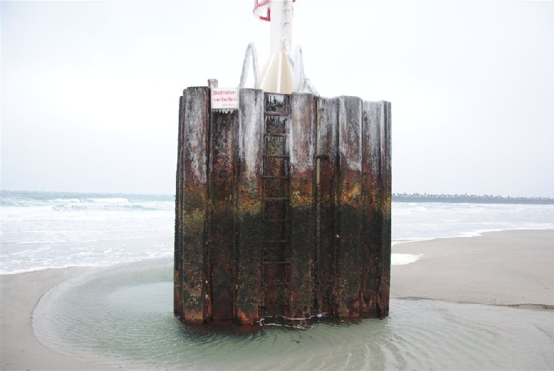 Der Sockel des Unterfeuers am Südstrand bei Niedrigwasser weist auch gefrorenes Meereis auf