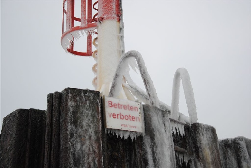Das Betreten Verboten Schild am Unterfeuer ist von einer dicken Kruste Meereis überzogen, so dass man gerade eben noch die Schrift erkennen kann