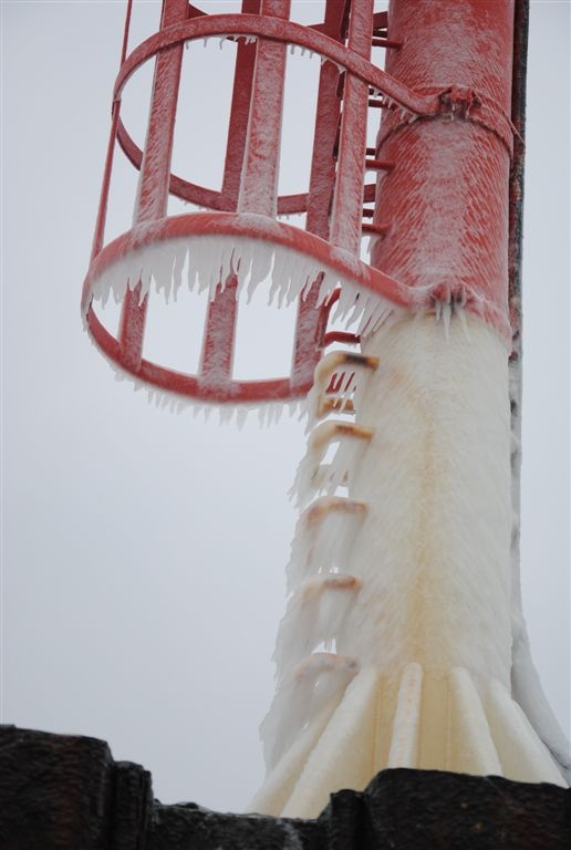 An einem Gestänge des Unterfeuers haben sich durch Spritzwasser Meereiszapfen gebildet