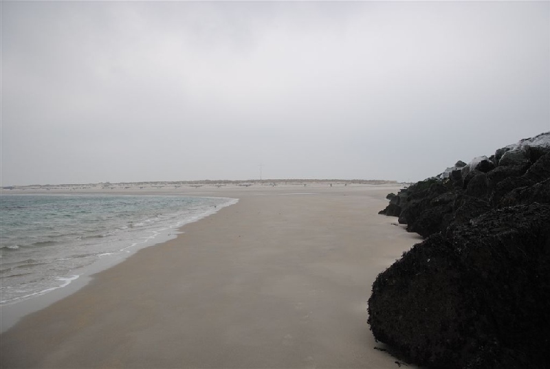 Düne Nordstrand bei Niedrigwasser an der Nordwestmole bei Niedrigwasser von der Wasserkante aus die Mole in Richtung Nordstrand-Eingang