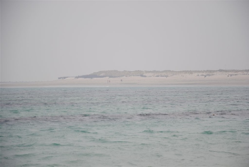 Spaziergänger am Nordstrand der Düne durch starkes Tele-Objektiv