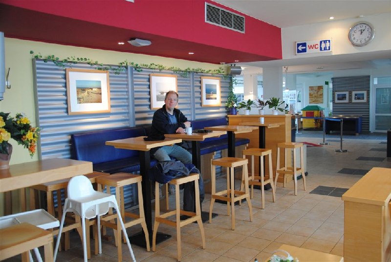 Jesko - der Fotograf dieser Bilder bei einem Kaffee im Flughafenrestaurant
