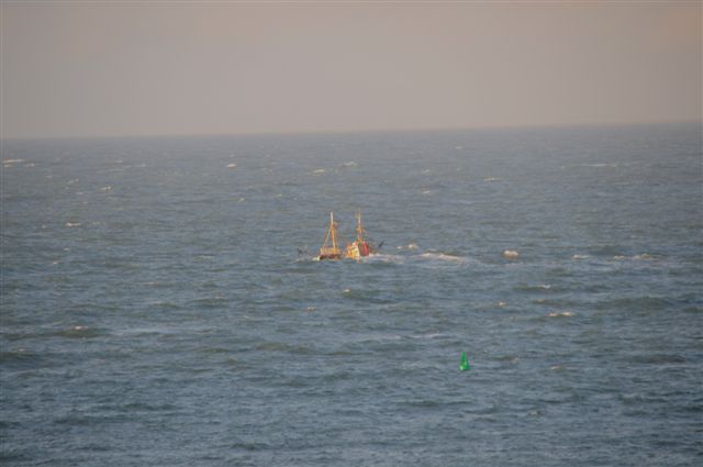 Bilderserie eines nach Norden auslaufenden Fischkutters bei noch langer Dünung nach einem Sturm
