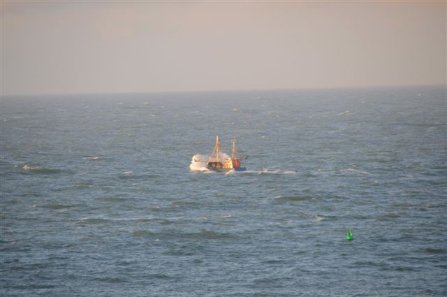 Bilderserie eines nach Norden auslaufenden Fischkutters bei noch langer Dünung nach einem Sturm