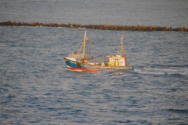 Bilderserie eines nach Norden auslaufenden Fischkutters bei noch langer Dünung nach einem Sturm