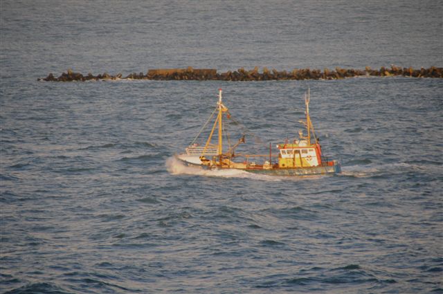 Bilderserie eines nach Norden auslaufenden Fischkutters bei noch langer Dünung nach einem Sturm