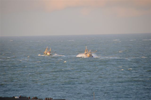 Bilderserie eines nach Norden auslaufenden Fischkutters bei noch langer Dünung nach einem Sturm