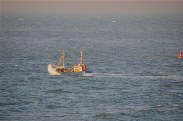 Bilderserie eines nach Norden auslaufenden Fischkutters bei noch langer Dünung nach einem Sturm