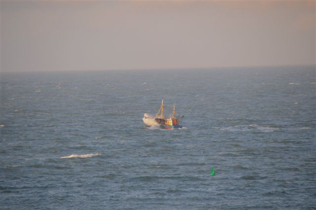 Bilderserie eines nach Norden auslaufenden Fischkutters bei noch langer Dünung nach einem Sturm