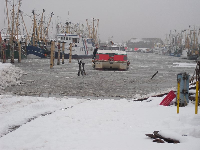 Die Dünenfähre ‘Witte Kliff’ bei Eisgang im Büsumer Hafen