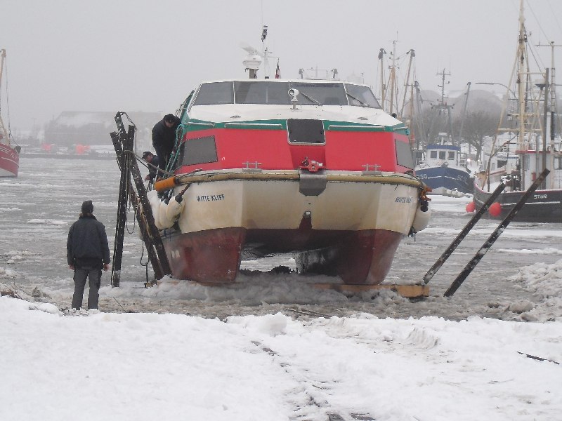Die ‘Witte Kliff’ hat am Slip festgemacht und wird jetzt langsam aus dem über und über mit Eisschollen bedeckten Hafenbecken gezogen.