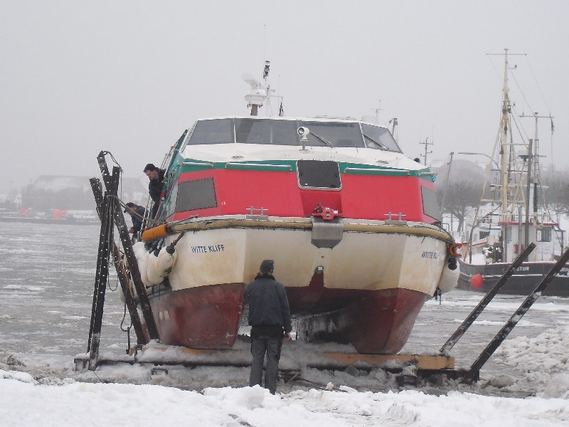 Die ‘Witte Kliff’ hat am Slip festgemacht und ist mittlerweile komplett aus dem Wasser, sodass man die beiden Rümpfe sehen kann.