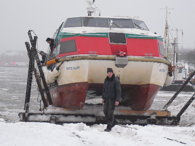 Die ‘Witte Kliff’ hat am Slip festgemacht und ist mittlerweile komplett aus dem Wasser, sodass man die beiden Rümpfe sehen kann.