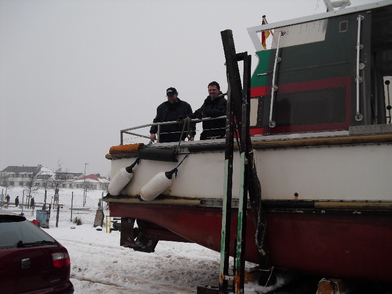 Die ‘Witte Kliff’ hat am Slip festgemacht und ist mittlerweile komplett aus dem Wasser, auf dem Achterdeck steht die esatzung - Bernie und Heino.