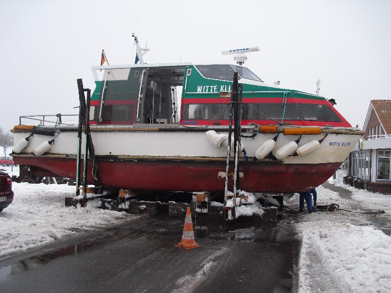 Die ‘Witte Kliff’ hat am Slip festgemacht und ist mittlerweile komplett aus dem Wasser, jetzt auf dem Slip quer über die Werftstraße.