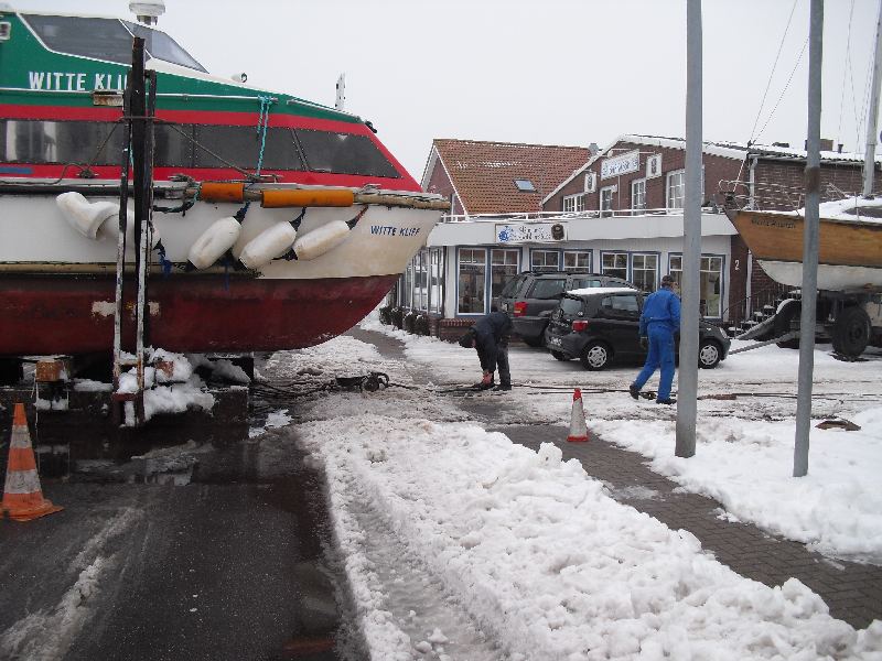 Die ‘Witte Kliff’ hat am Slip festgemacht und ist mittlerweile komplett aus dem Wasser,und auf dem Slip auf dem Weg zur 100 Meter entfernten Werfthalle.