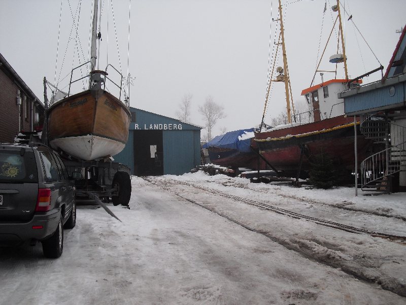 Die ‘Witte Kliff’ hat am Slip festgemacht und ist mittlerweile komplett aus dem Wasser,und auf dem Slip auf dem Weg zur 100 Meter entfernten Werfthalle.