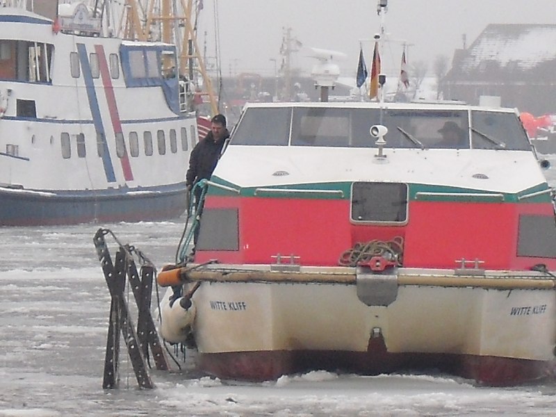 Die Dünenfähre ‘Witte Kliff’ bei Eisgang im Büsumer Hafen