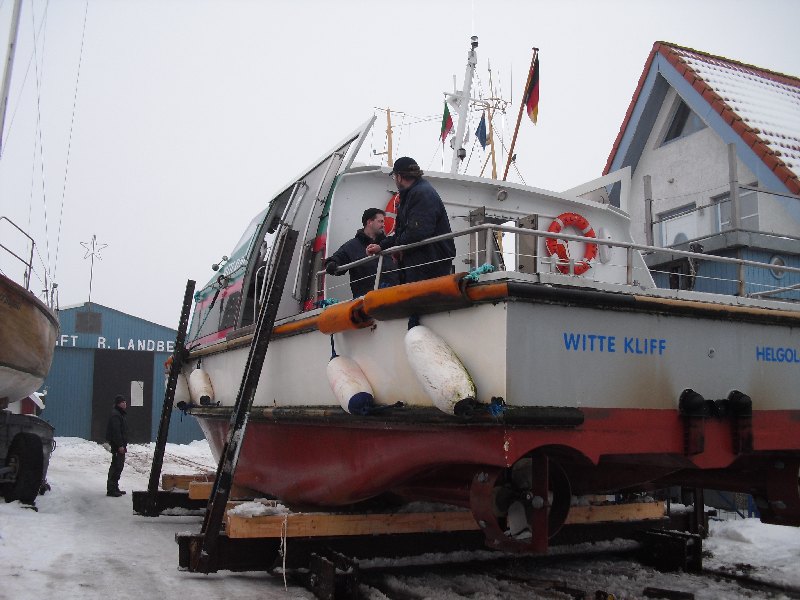 Die ‘Witte Kliff’ hat am Slip festgemacht und ist mittlerweile komplett aus dem Wasser,und auf dem Slip auf dem Weg zur 100 Meter entfernten Werfthalle.