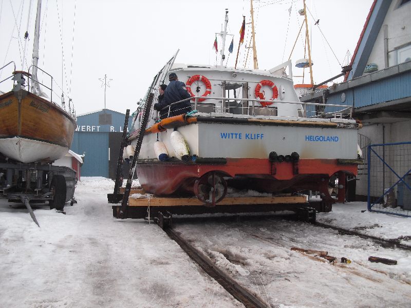 Die ‘Witte Kliff’ hat am Slip festgemacht und ist mittlerweile komplett aus dem Wasser,und auf dem Slip auf dem Weg zur 100 Meter entfernten Werfthalle.