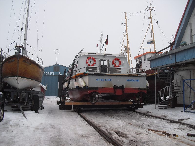 Die ‘Witte Kliff’ hat am Slip festgemacht und ist mittlerweile komplett aus dem Wasser,und auf dem Slip auf dem Weg zur 100 Meter entfernten Werfthalle.