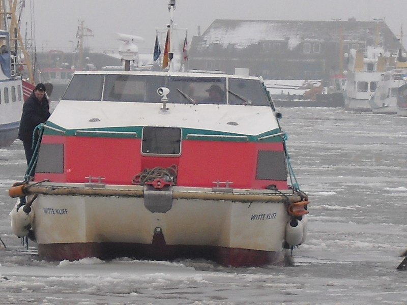 Die Dünenfähre ‘Witte Kliff’ bei Eisgang im Büsumer Hafen