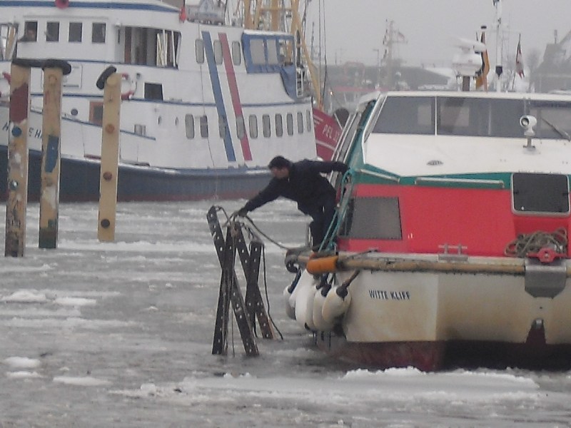 Die Dünenfähre ‘Witte Kliff’ bei Eisgang im Büsumer Hafen