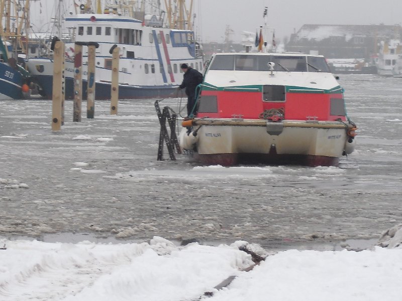 Die Dünenfähre ‘Witte Kliff’ bei Eisgang im Büsumer Hafen. 