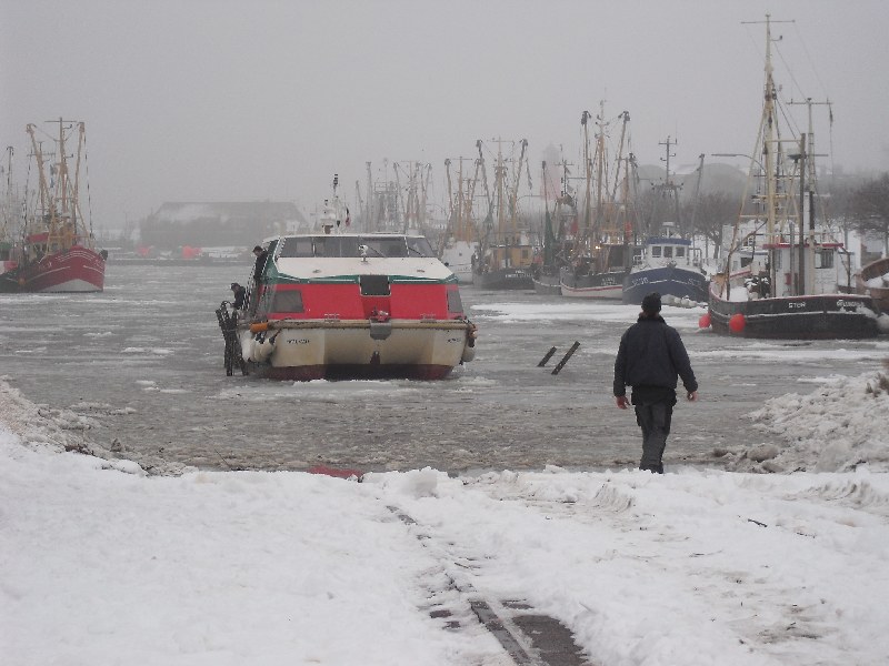 Die ‘Witte Kliff’ hat am Slip festgemacht und wird jetzt langsam aus dem über und über mit Eisschollen bedeckten Hafenbecken gezogen.