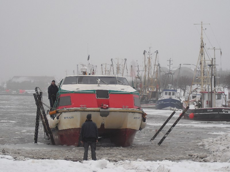 Die ‘Witte Kliff’ hat am Slip festgemacht und wird jetzt langsam aus dem über und über mit Eisschollen bedeckten Hafenbecken gezogen.