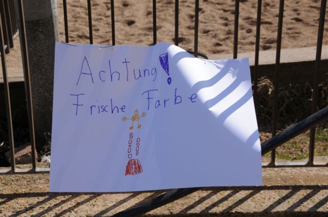 Handgemaltes DIN A 4 Blatt: Achtung! Frische Farbe