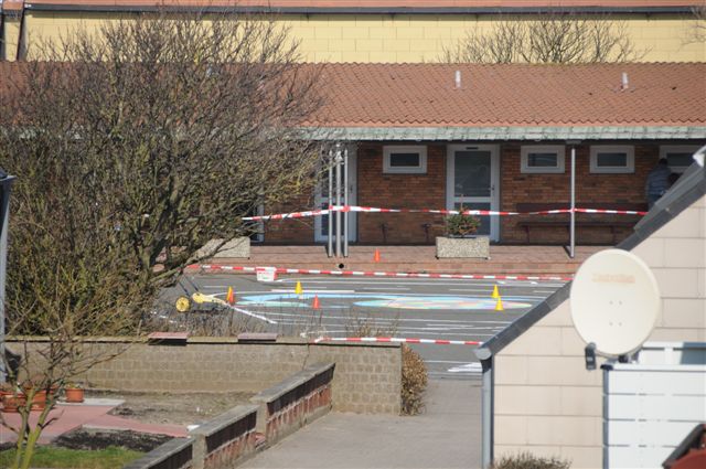Die frisch gemalten Flächen auf dem Schulhof wurden mit rotweißen Flatterbändern markiert.