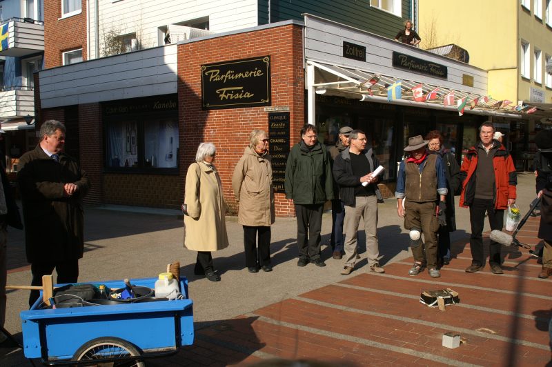 Herr Jörg Andres bei seiner Ansprache auf der Kreuzung Lung Wai/Friesenstrasse.