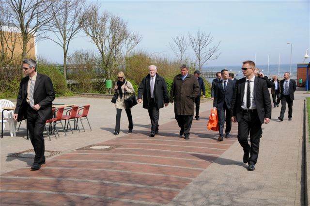 Der Ministerpräsident und  Gefolge bewegen sich in der Aquariumstrasse in Richtung Siemensplatz.