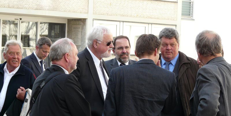 Botter, Carstensen und andere auf dem Helgoländer Rathausplatz.