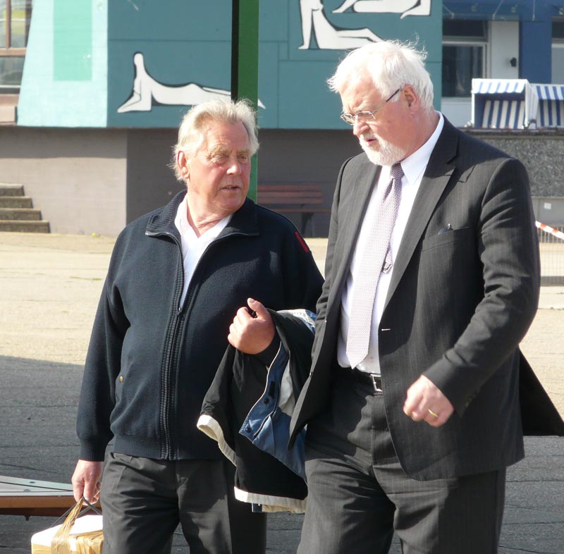 Großaufnahme von Hatti Denker und dem Ministerpräsidenten.