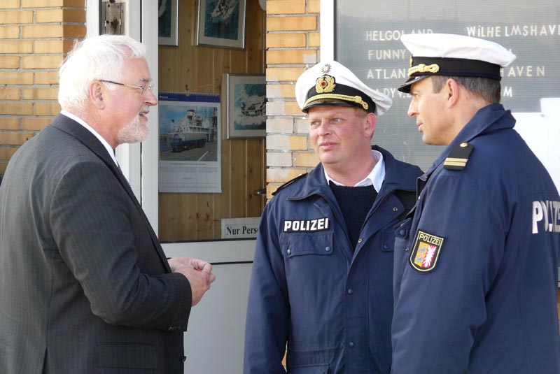 Der Landesvater auf der Landungsbrücke im Gespräch mit Helgoländer Polizisten.