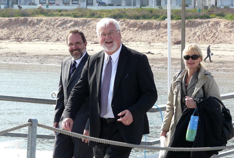 Der Ministerpräsident wie ein Tagesgast auf der Landungsbrücke auf dem Web zum Boot, das ihn auf die ‘Funny Girl’ bringt.