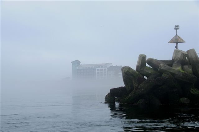 Sehr dichter Nebel bei Helgoland. Niedrig ziehen die Nebelschwaden über das Wasser, so dass bis auf fünf Meter Höhe alles verborgen bleibt, darüber der Nebel sich aber zusehends auflöst.