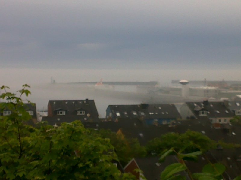 Sehr dichter Nebel bei Helgoland vom Falm aus fotografiert. Die höchsten Aufbauten der Schiffe  sind zu sehen, darunter verschwindet alles im dichten Nebel, so dass die Meeresoberfläche gar nicht zu sehen ist..