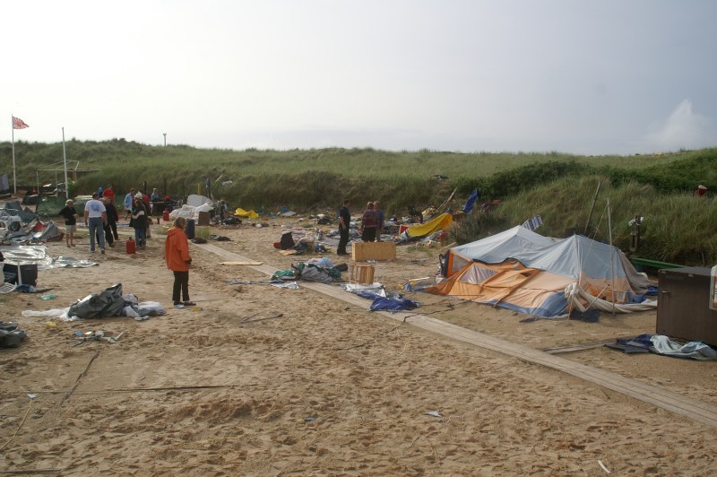 Zerstörte Zelte auf dem Campingplatz Helgoland nach einer Böe in Orkanstärke.