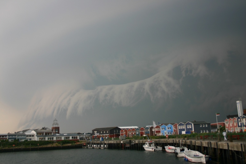 Eine gewaltige Shelf-Cloud über Helgoland.