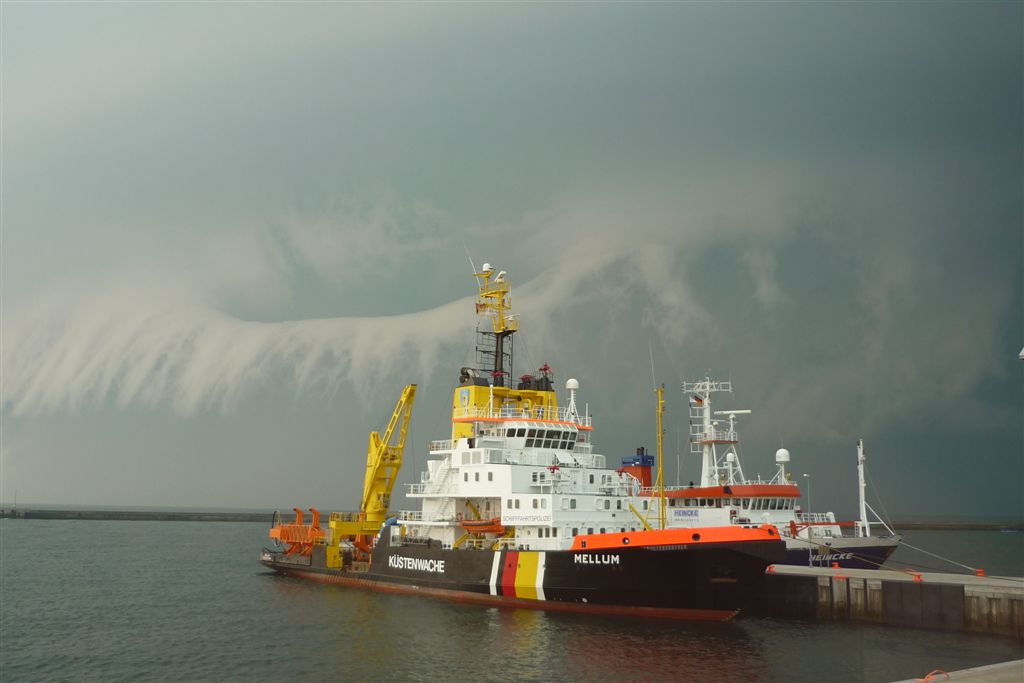 Eine gewaltige Shelf-Cloud über Helgoland.