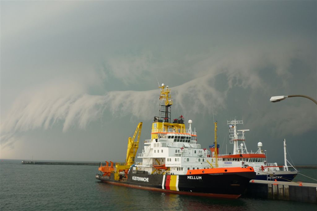 Eine gewaltige Shelf-Cloud über Helgoland.