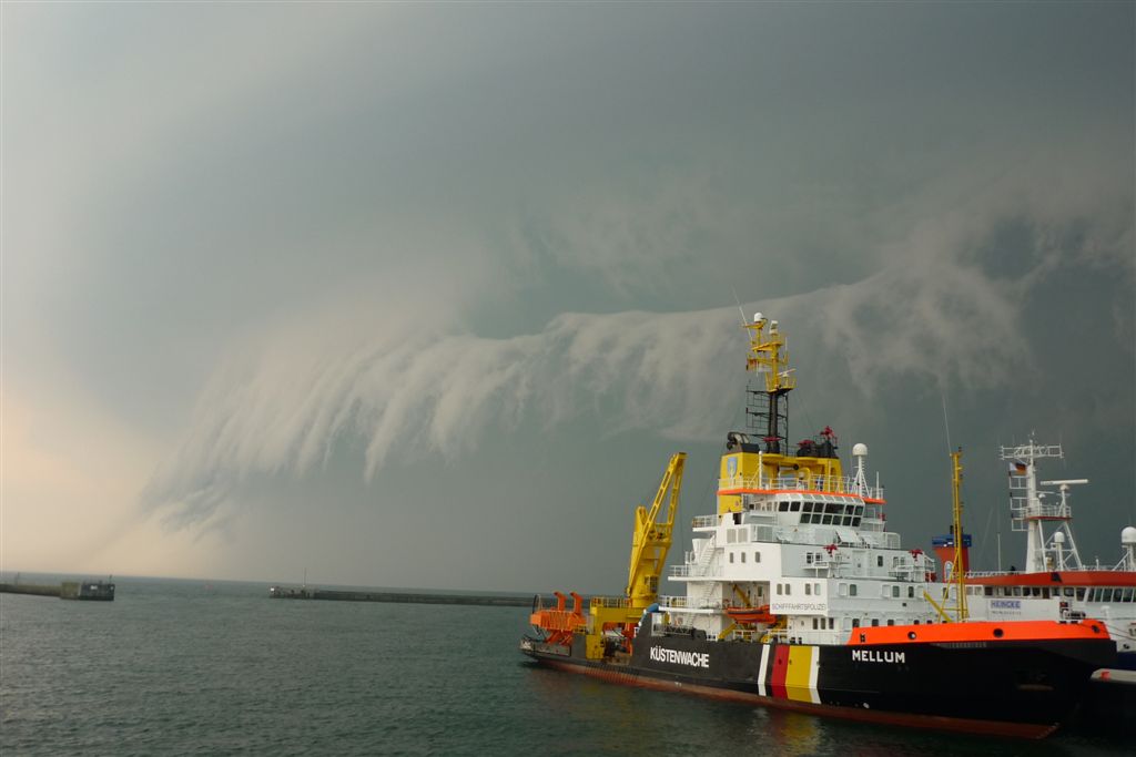Eine gewaltige Shelf-Cloud über Helgoland.