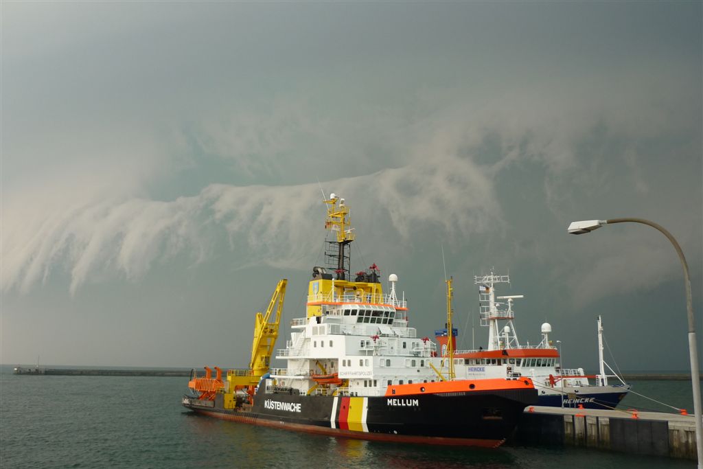 Eine gewaltige Shelf-Cloud über Helgoland.