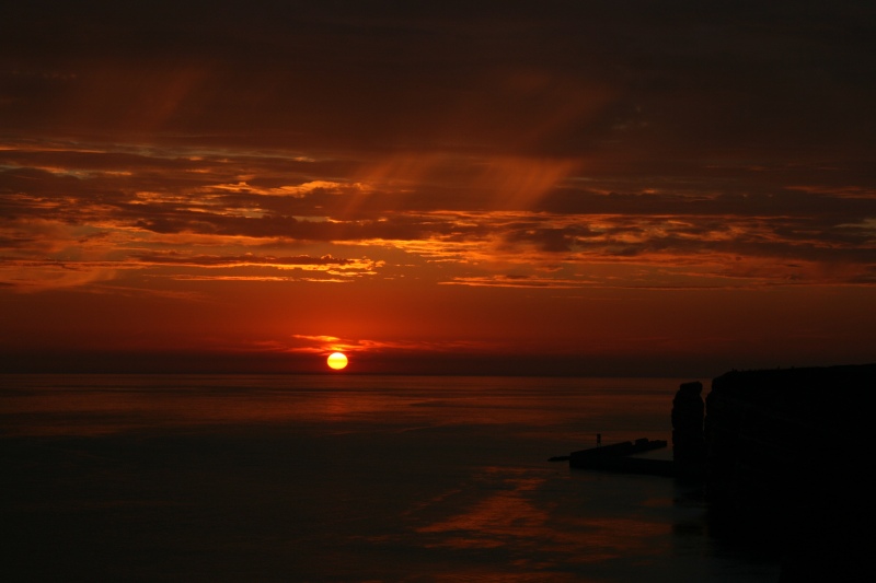 Farbenprächtiger Sonnenuntergang an der Westseite Helgolands mit der Langen Anna.