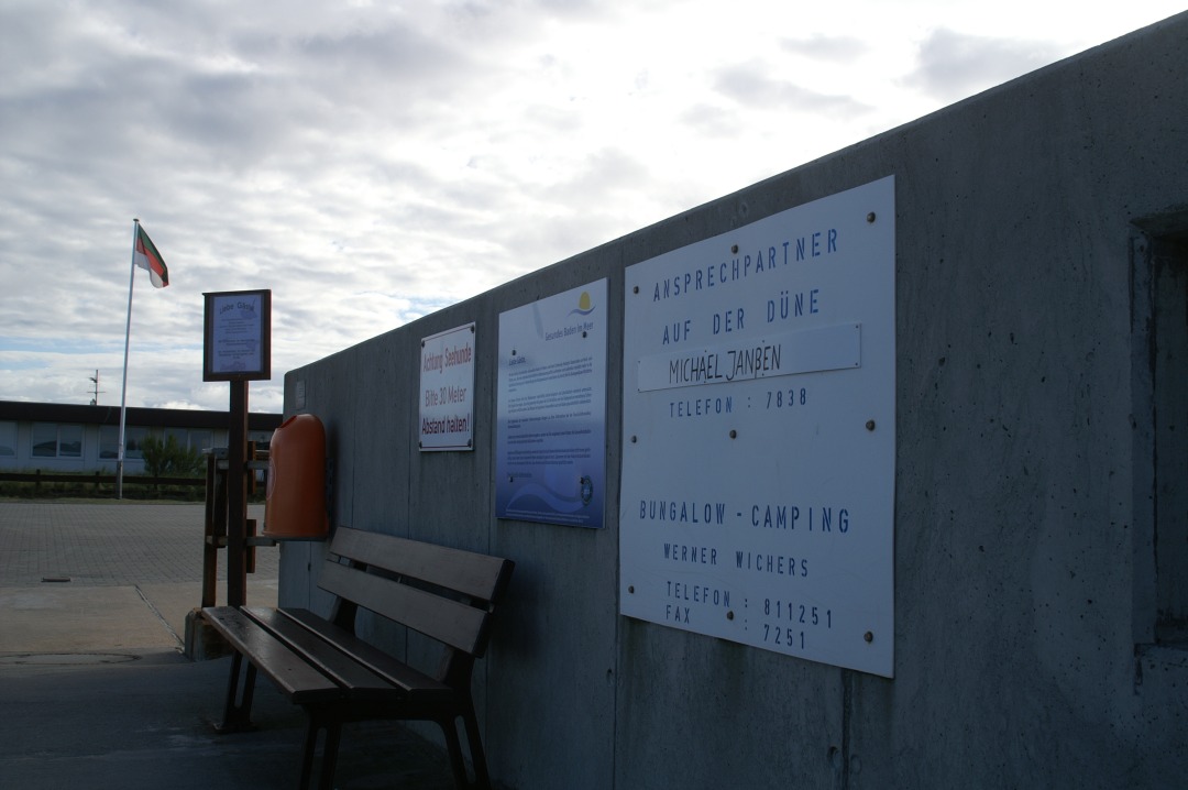 Am Anleger auf der Helgoländer Düne kann man auf einem Schild den Namen des neuen Betriebshofleiters lesen.