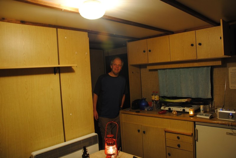 Der Wohnraum eines der alten Bungalows auf der Helgoländer Düne.